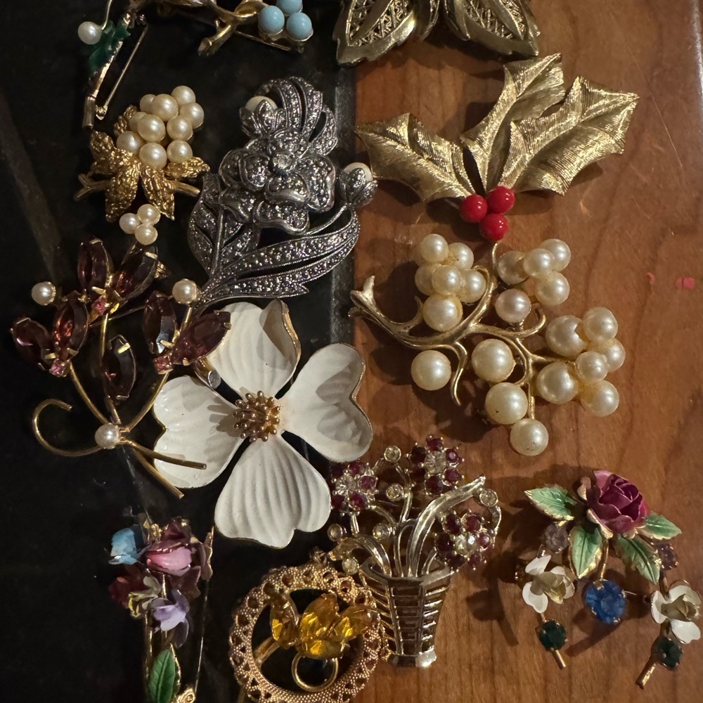 Floral Brooch pins VINTAGE 20 pcs lot flowers leaves rhinestones - Picture 4 of 4